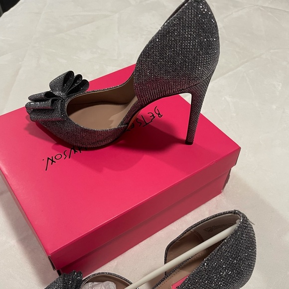 Betsey Johnson, size 8, Pewter with Bow - Picture 1 of 4